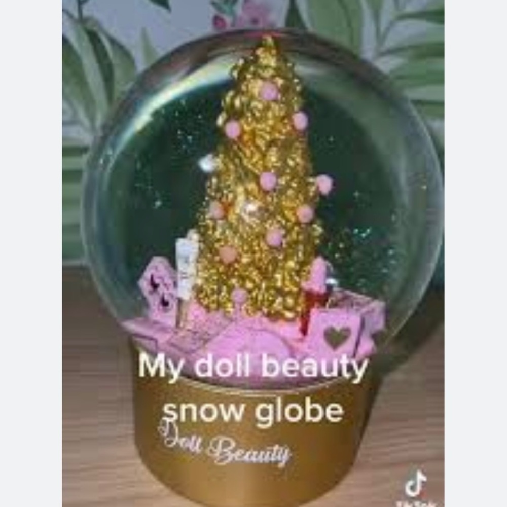 Doll beauty Snow Globe